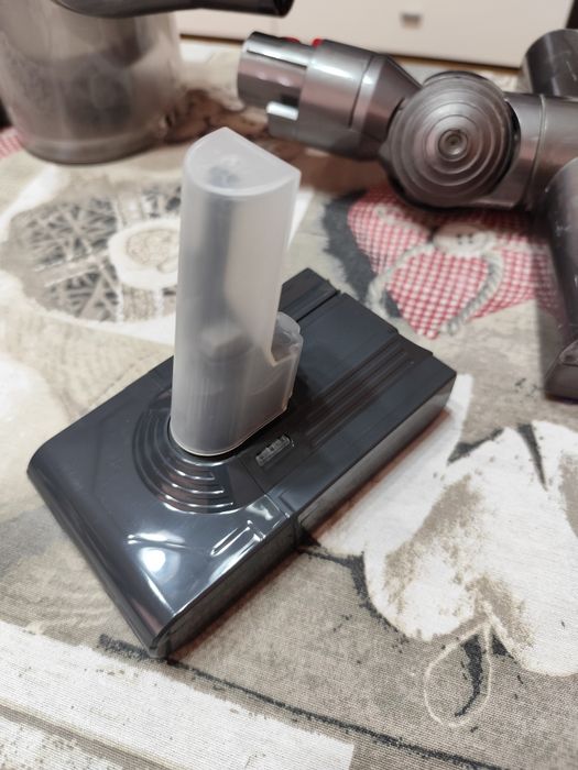 Dyson V8 +зарядно със стойка