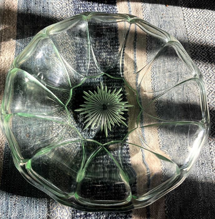 Стъклени вази и фруктовница