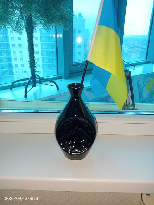 Вазы черная с узким горлышком и бочкообразная