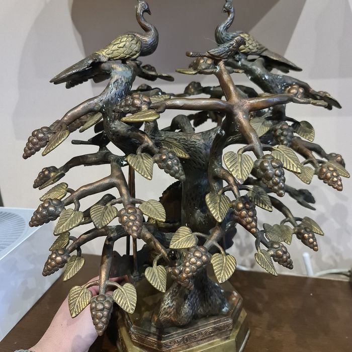 Statuie Radha Krishna alamă leagănându-se sub un copac împodobit