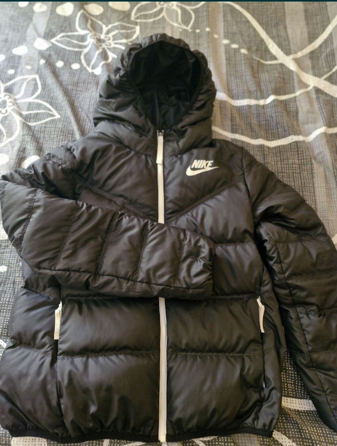 Продавам дамско яке NIKE