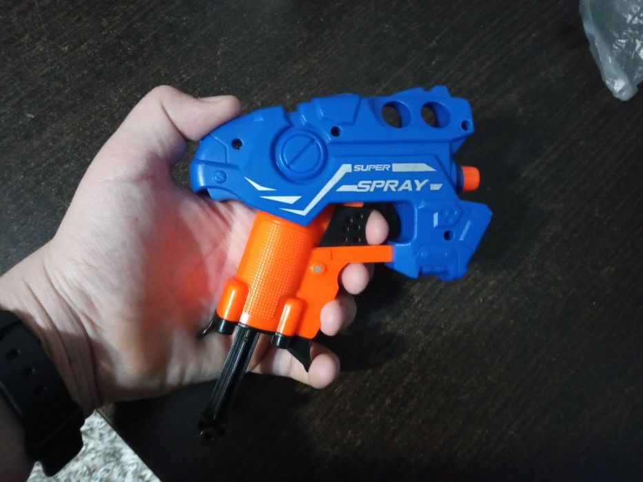 Pistol cu gloanțe de plastic incluse