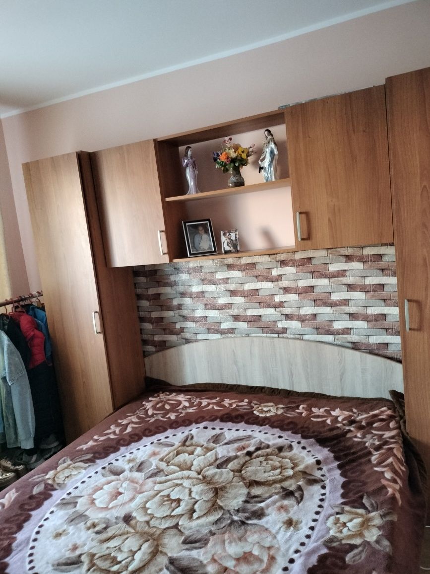 Vând apartament cu 4 camere