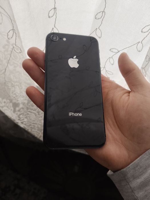 Iphone 8 sotiladi qora, 64 gb li , telefon sotiladi