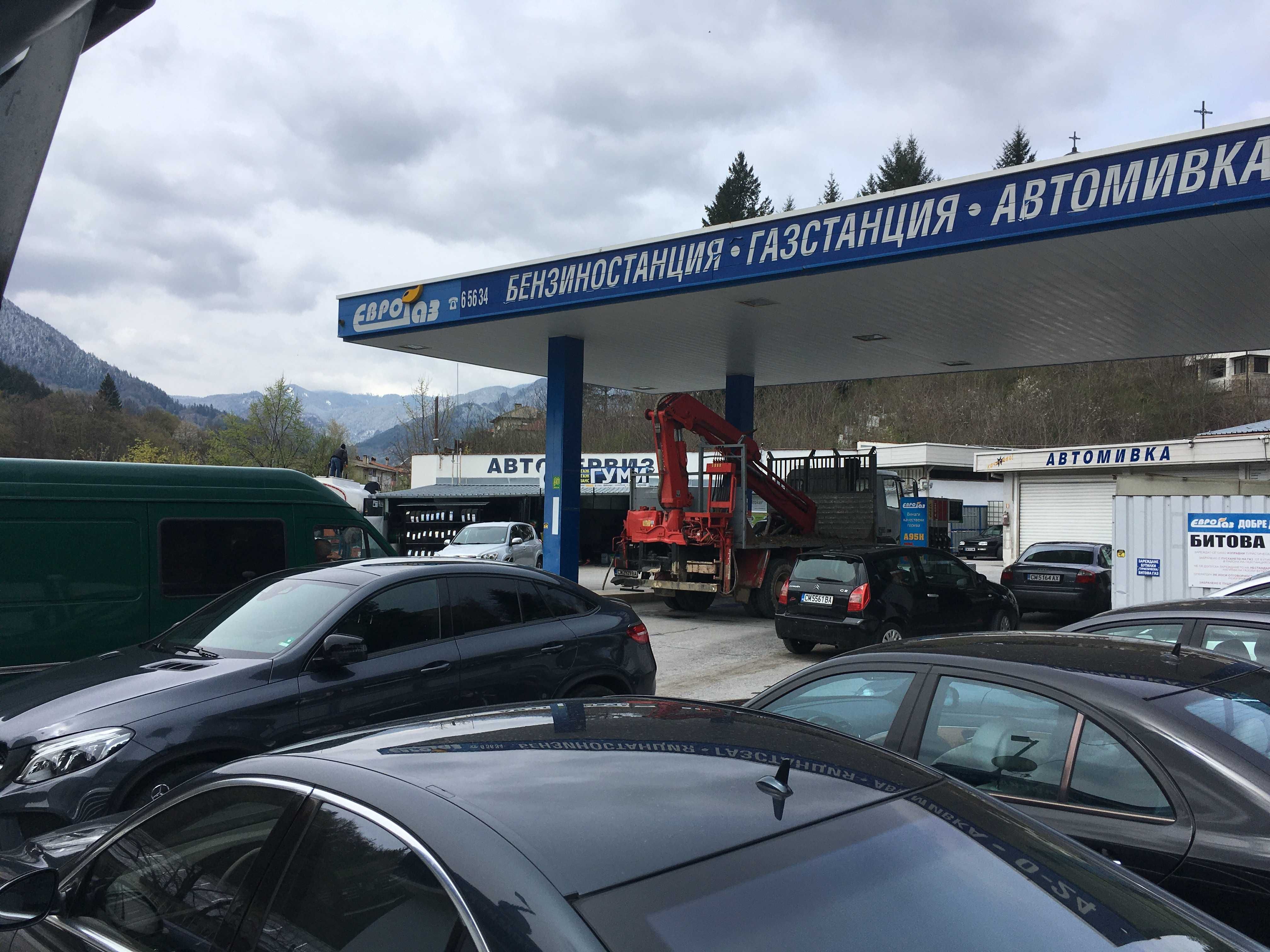 Дава се под наем-Бензиностанция и газ станция с пълначно за бутилки.