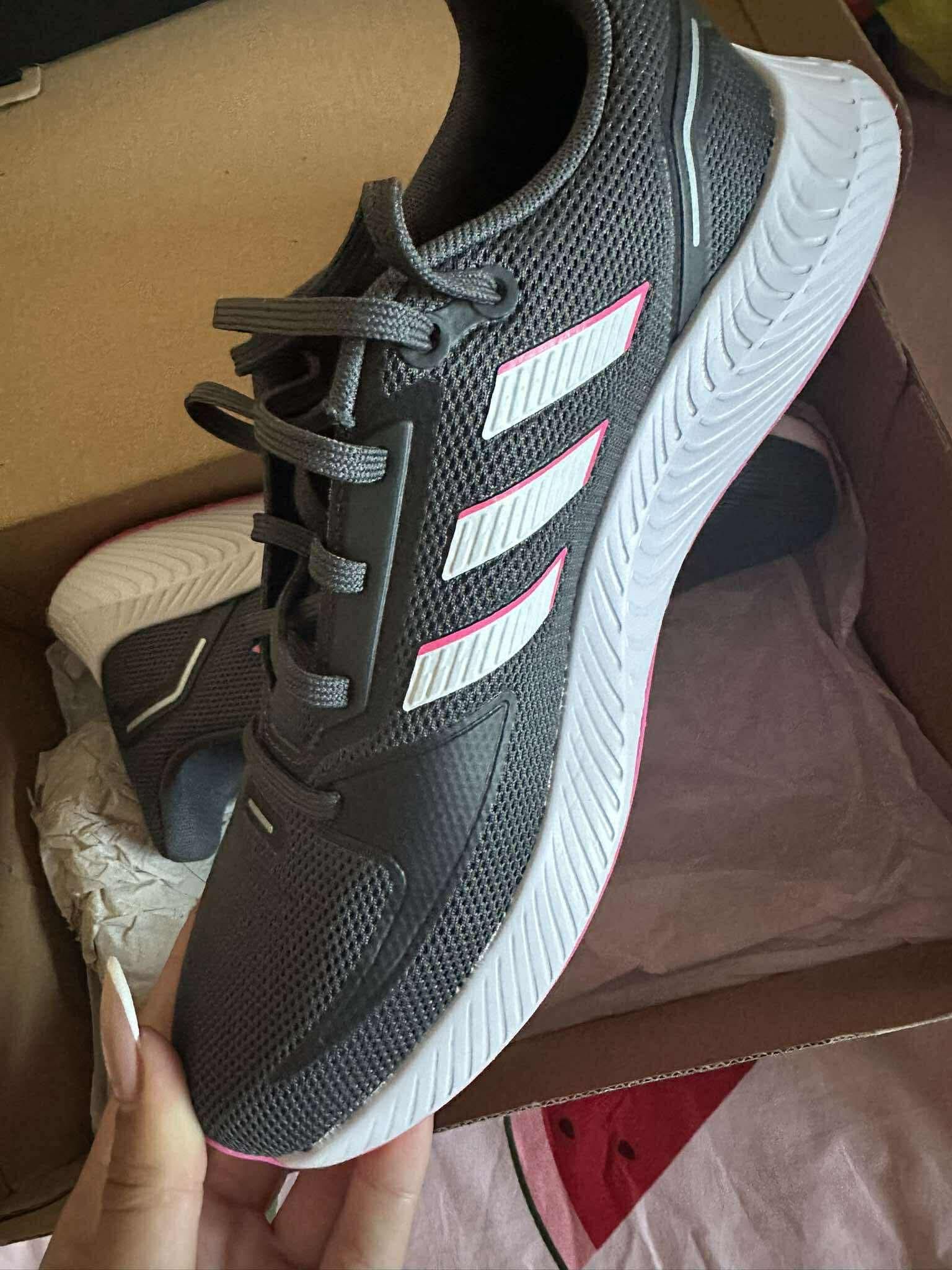 обувки Adidas ( чисто Нови )