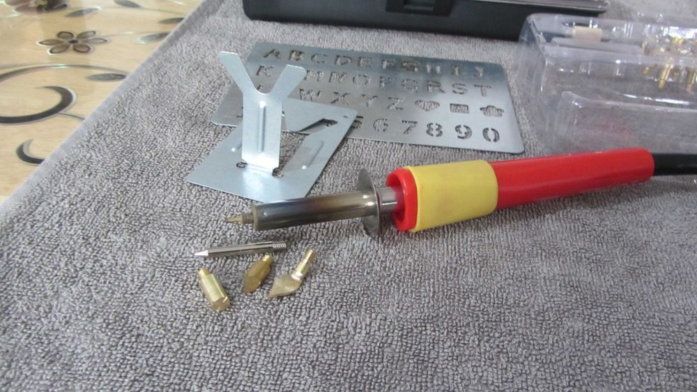 Set aparat pirogravat si lipit cu fludor in cutie Germany