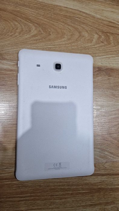 Vand Tableta Samsung Tab E mare 9.6" Alba cu Android 7.1 la 200lei