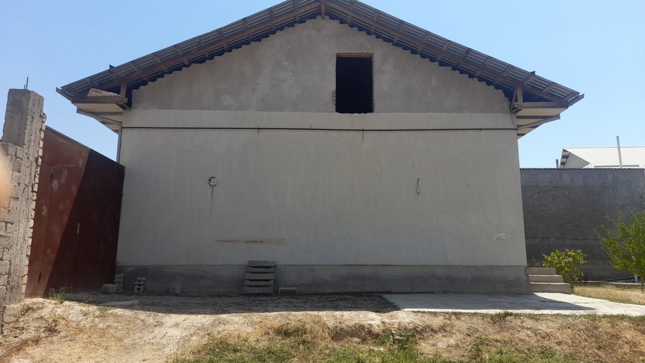 UY (Hovli) sotiladi. 5,5 sotix. Srochniyga sotiladi.