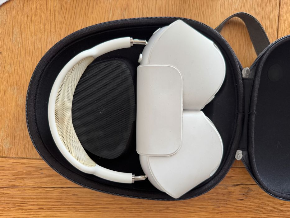 AirPods Max с твърд калъф, марков кабел AUX, оригинален мек калъф бял.