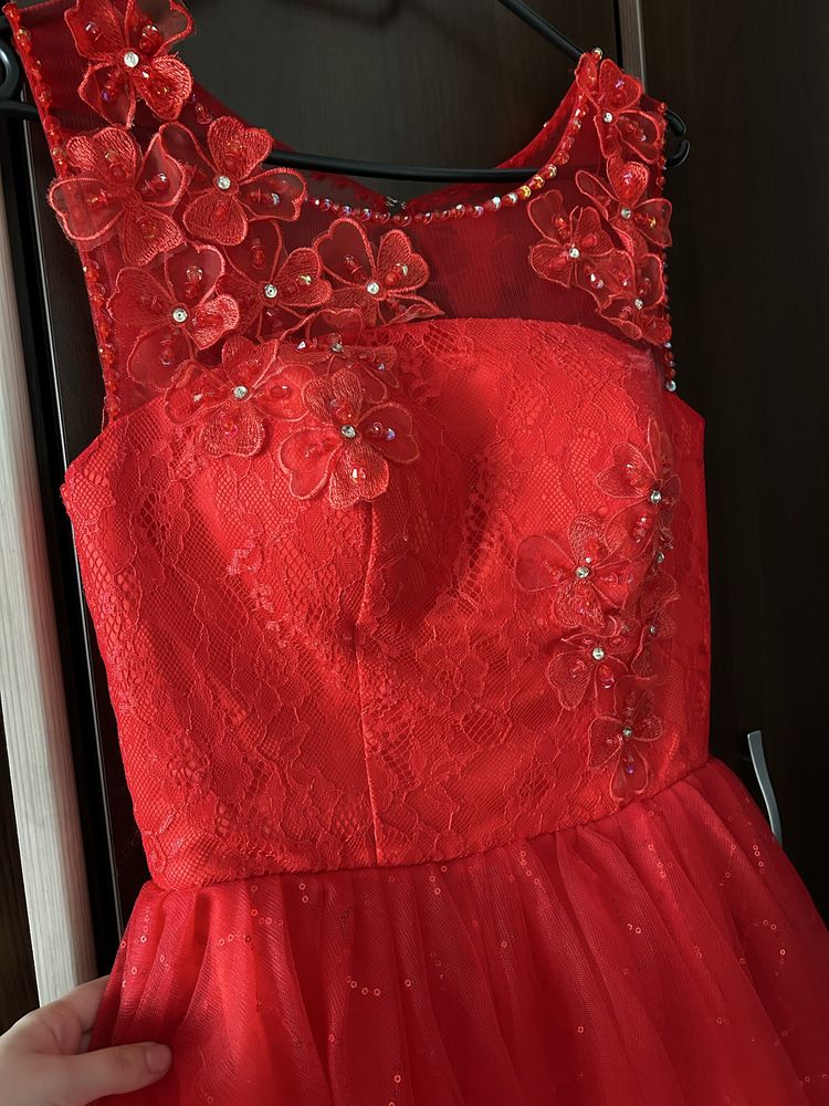 Rochie eleganta din dantela deosebita si paiete noua