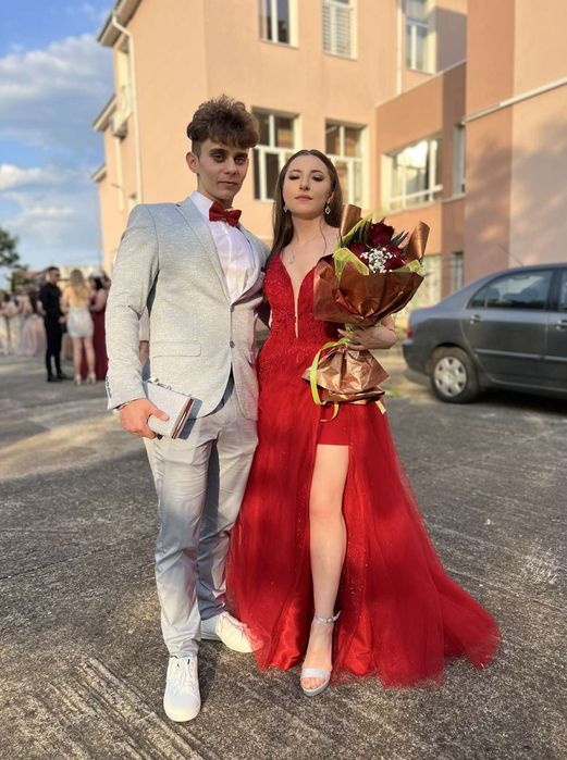 Продавам Бална рокля със сваляща се долна част