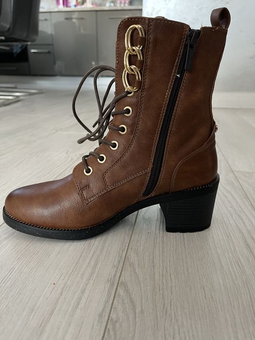 Боти Mustang с етикет