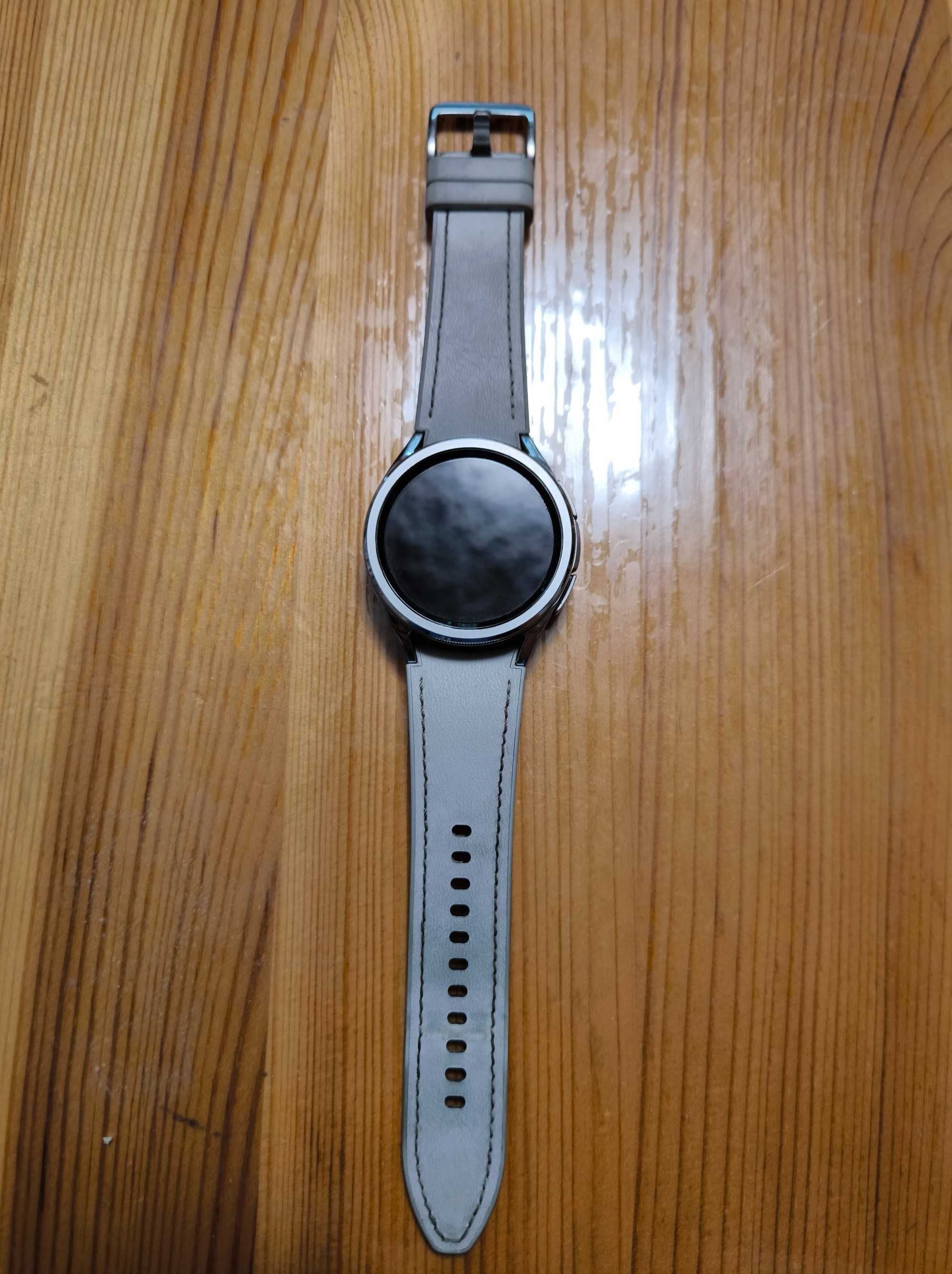Samsung Galaxy Watch 6 Classic-1.5 г. гаранция,пълен комплект,като нов