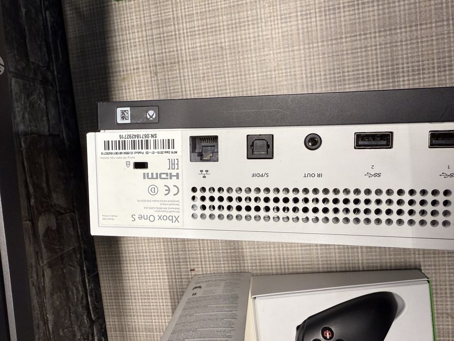 X Box one S / 1 тб с дойстиками и играми