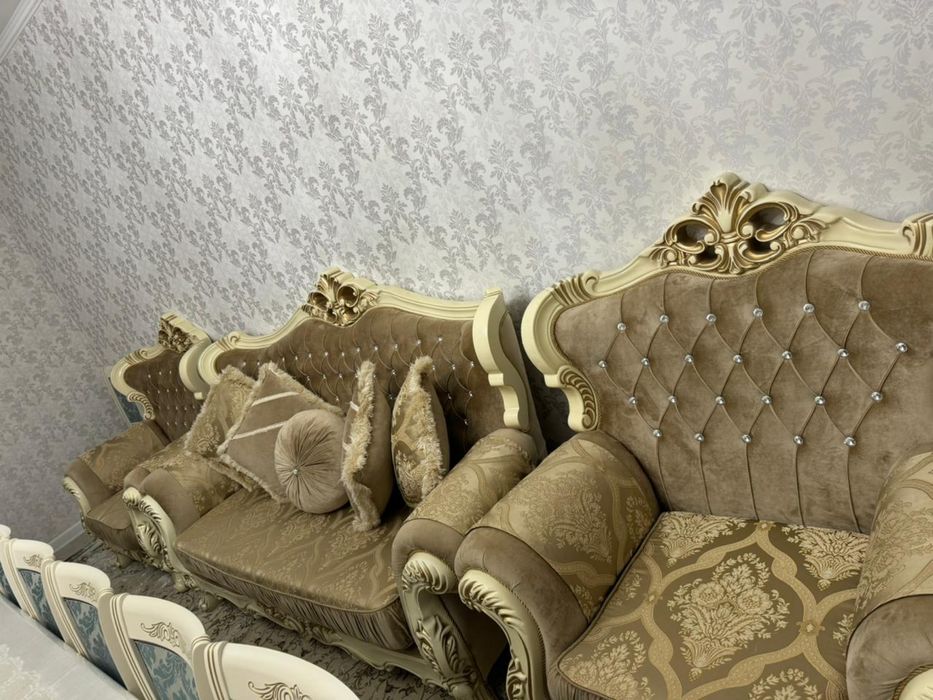 Продается диван в зал