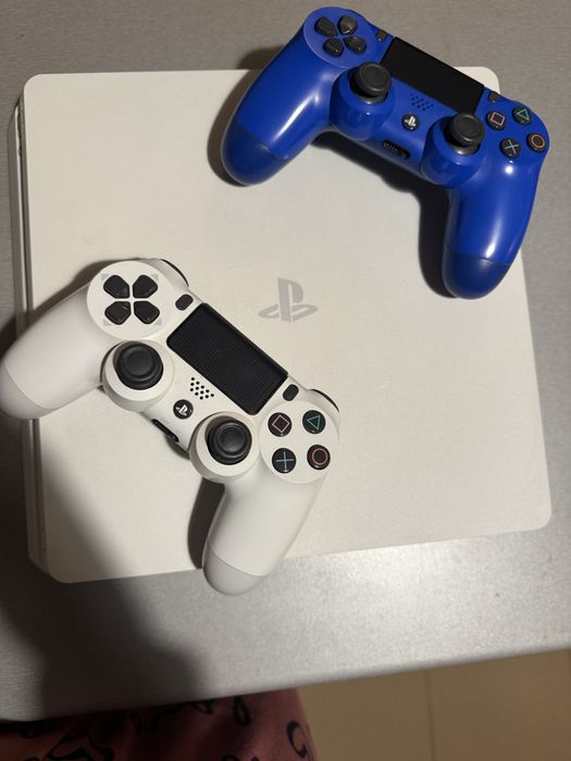 PlayStation 4 + 2 джойстика и подарък 2 игри