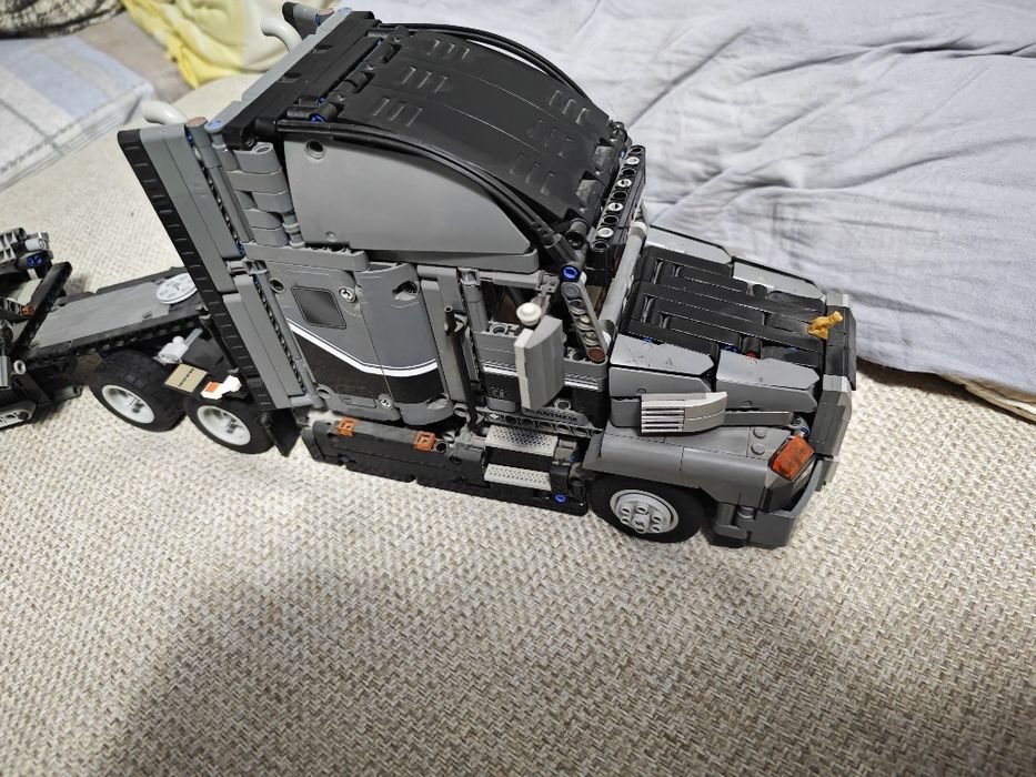 Продам машину Лего