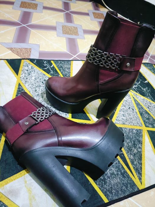 Încălțăminte cu toc