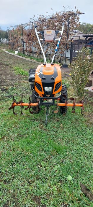 Vând motocultor.