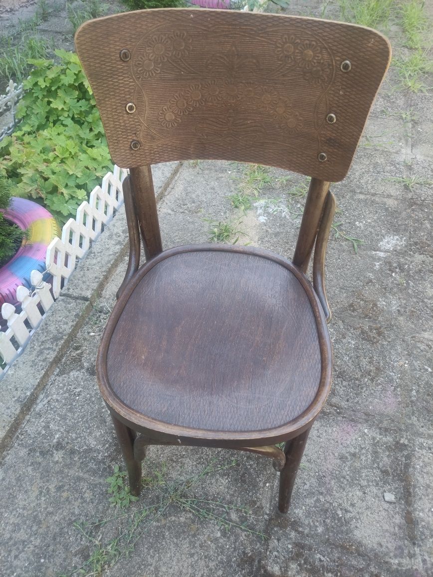 Ретро дървен стол с дърворезба