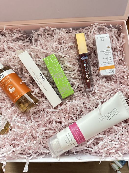 Декоративна и бяла козметика за лице, тяло и коса