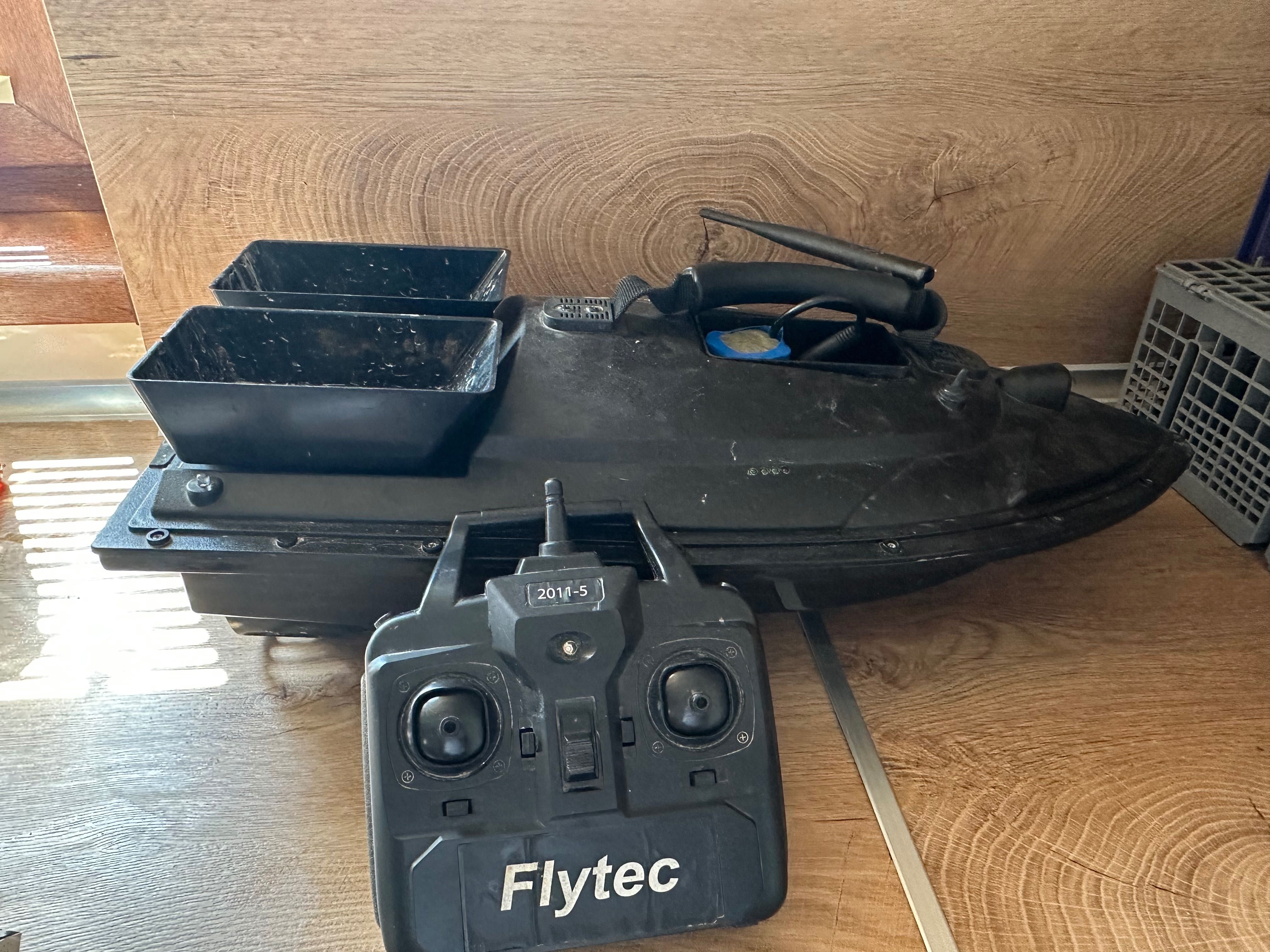Лодка за захранка flytech