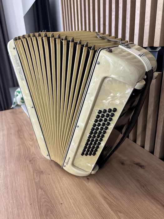 Vand acordeon Italian Septimio Soprani cu 48 de basi
