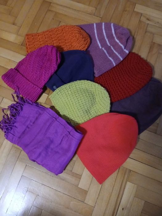 Шапки различни цветове