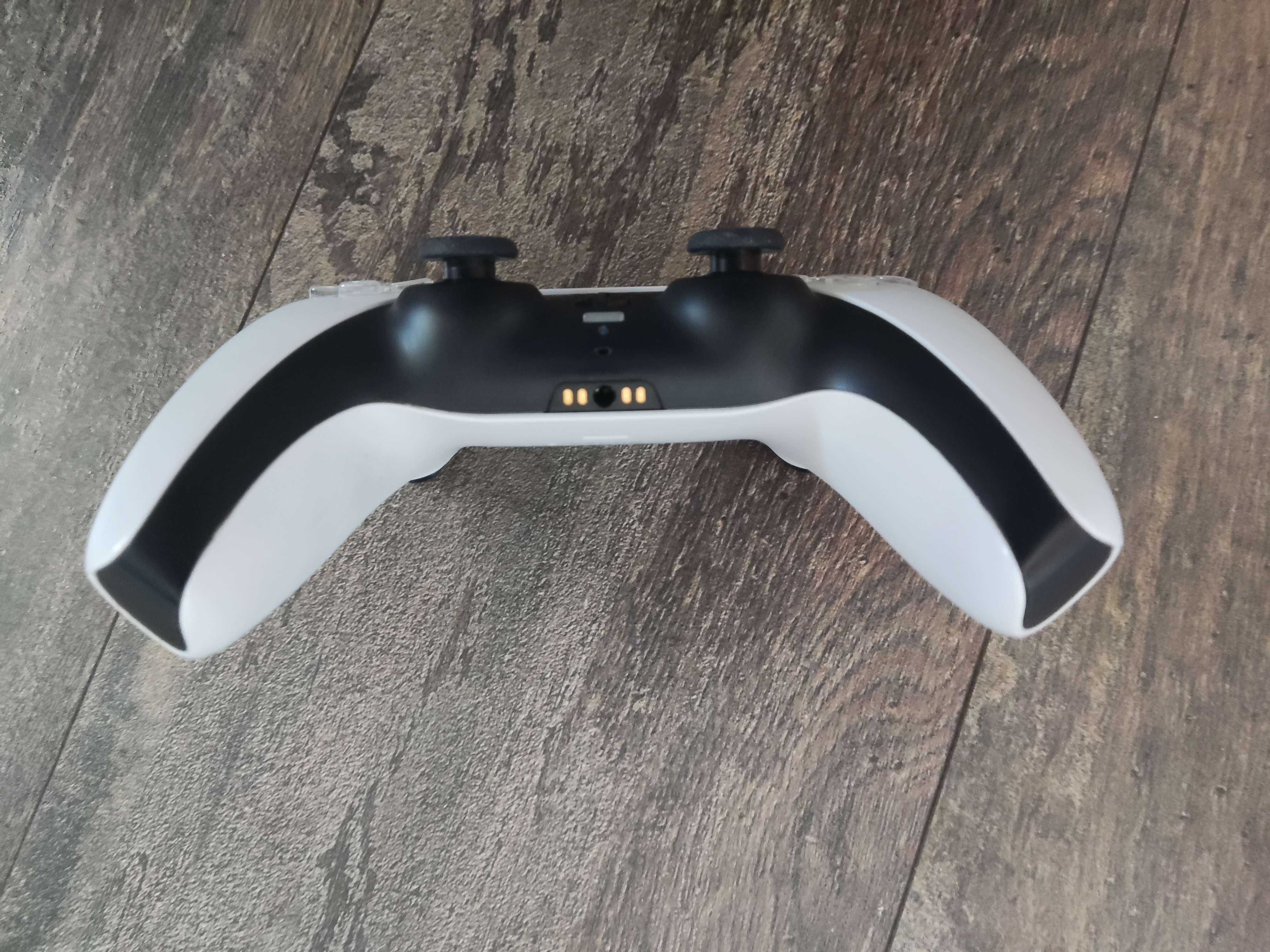 Продавам PS5 джойстик (DualSense) с дефектен стик