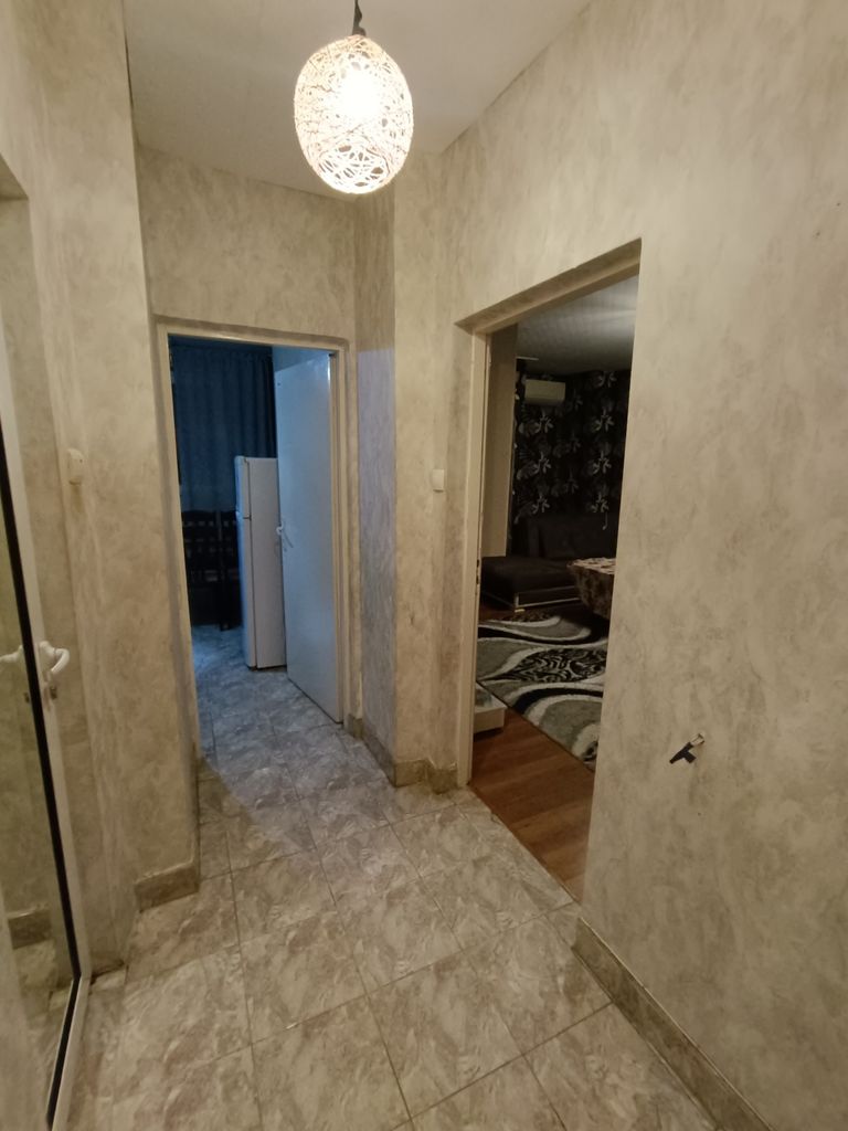 Дава се под наем Тристаен апартамент в Благоевград, Широк център - 65 кв.м за 255 € - Снимка #2
