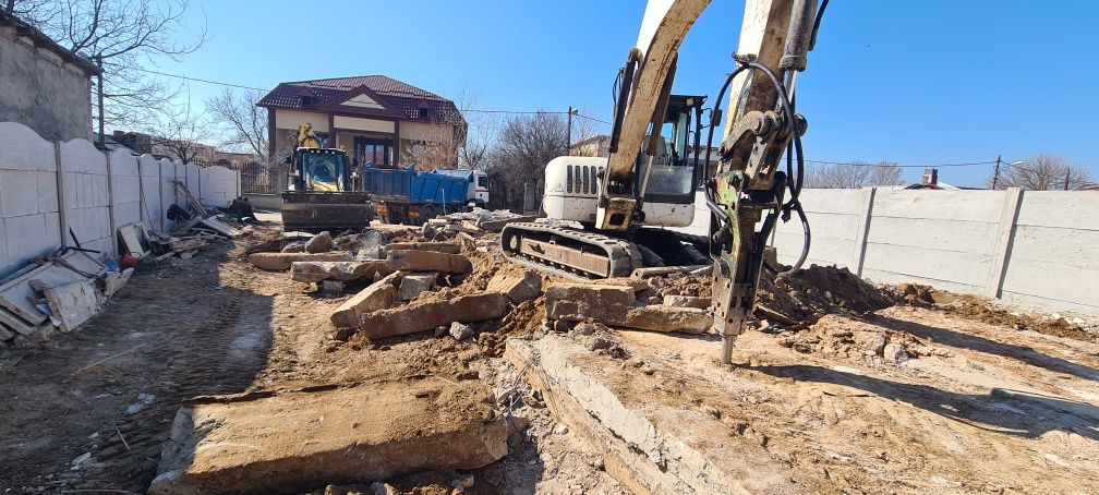Demolari case vechi. Buldoexcavator picon, evacuare moloz Basculante