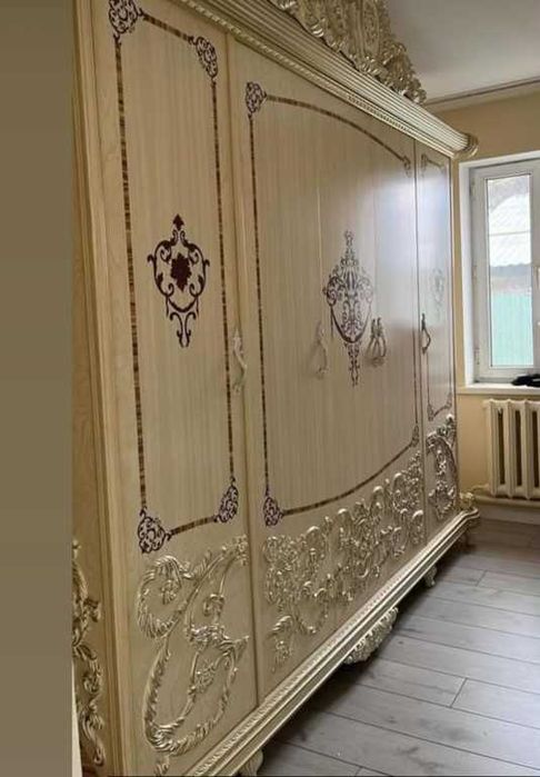 Большой, красивый Шкаф абсолютно новый, высота 2,3м длина 2,7 метра