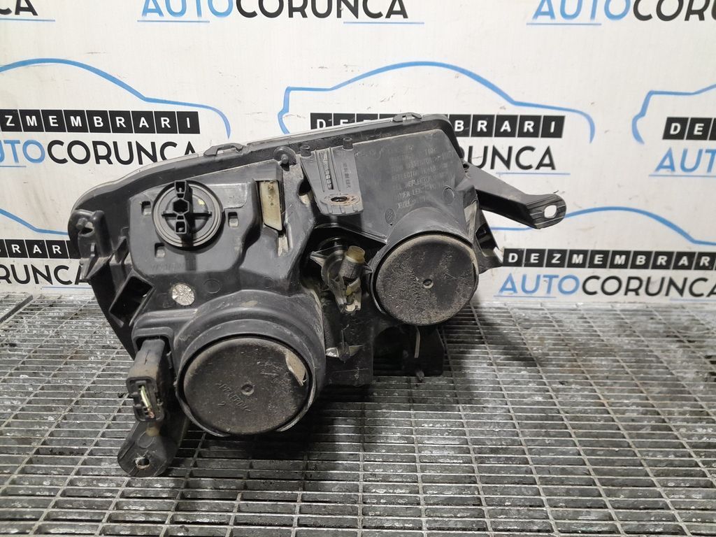 Far Stanga Dacia Duster 2010 - 2015 SUV 4 Usi (1125) Fara xenon