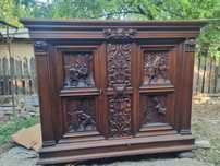 Comoda antica din lemn masiv cu fete sculptate