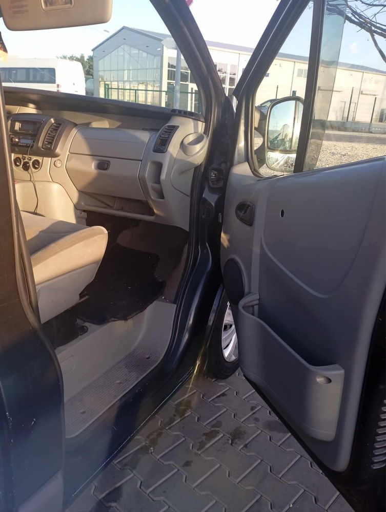 Vând sau schimb renault trafic 8+1