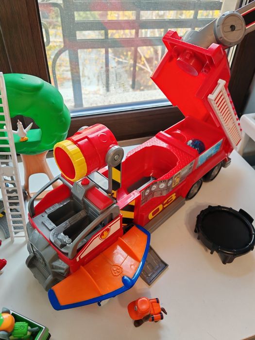 Пес патрул голям пожарникарски камион ѝ спасяване на котка