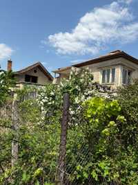 Къща с двор в село Добровница