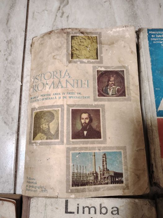 Manuale școlare vechi!