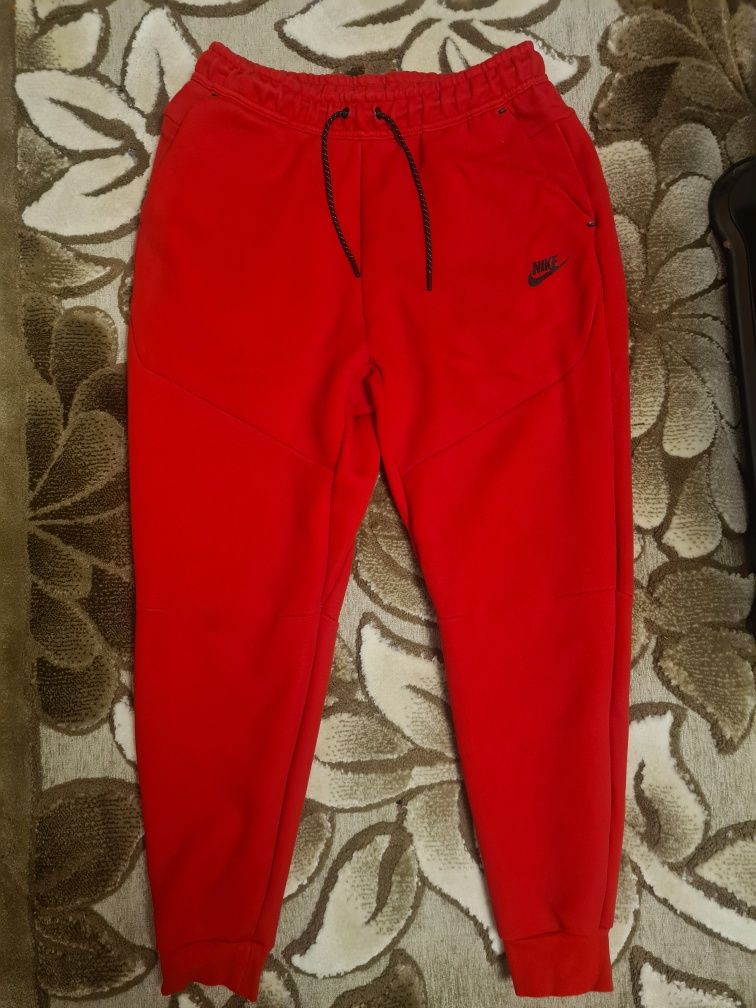 Pantaloni nike tech roșii mărimea L