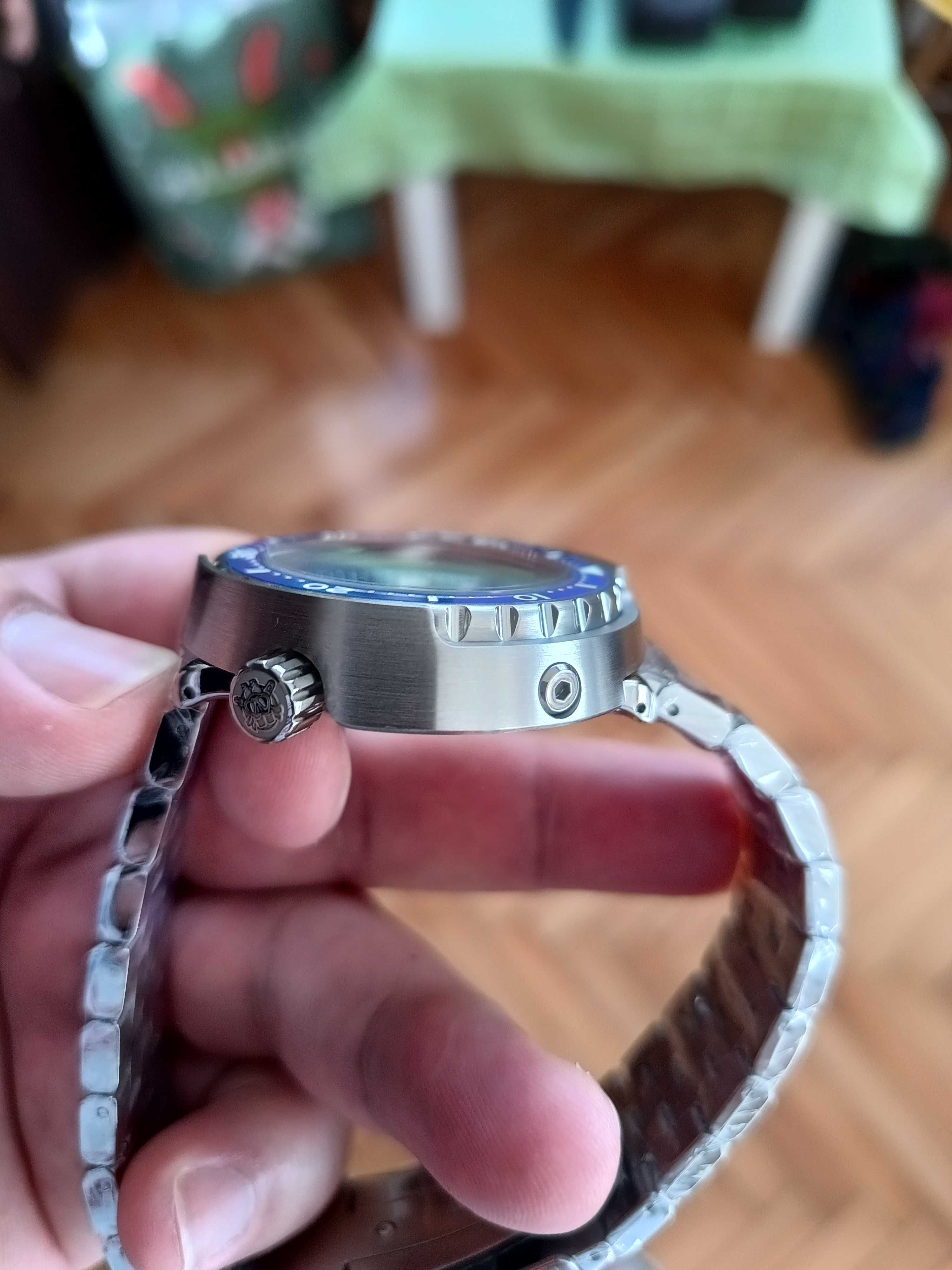 Продавам автоматичен мъжки часовник John Galliano