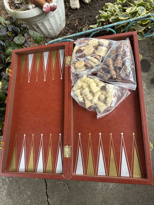 Шах+табла в кожена кутия с дървени фигури