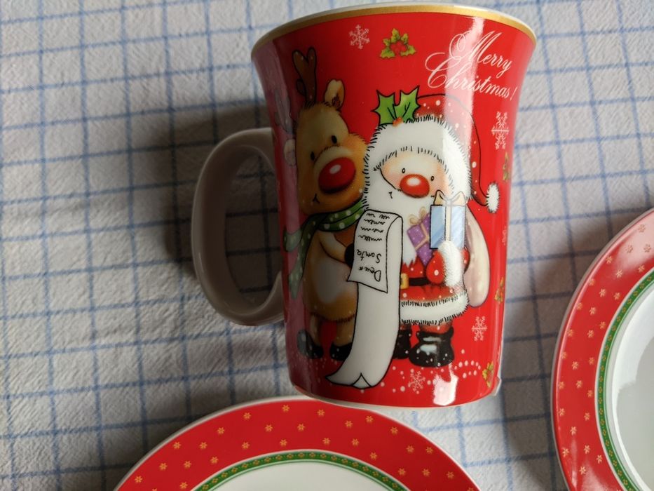 Две Коледни чаши с чинийки, нови