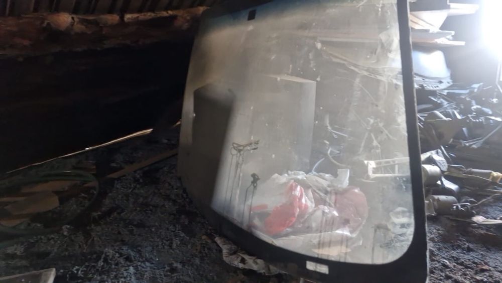 Продам лобовое стекло форд мондеу