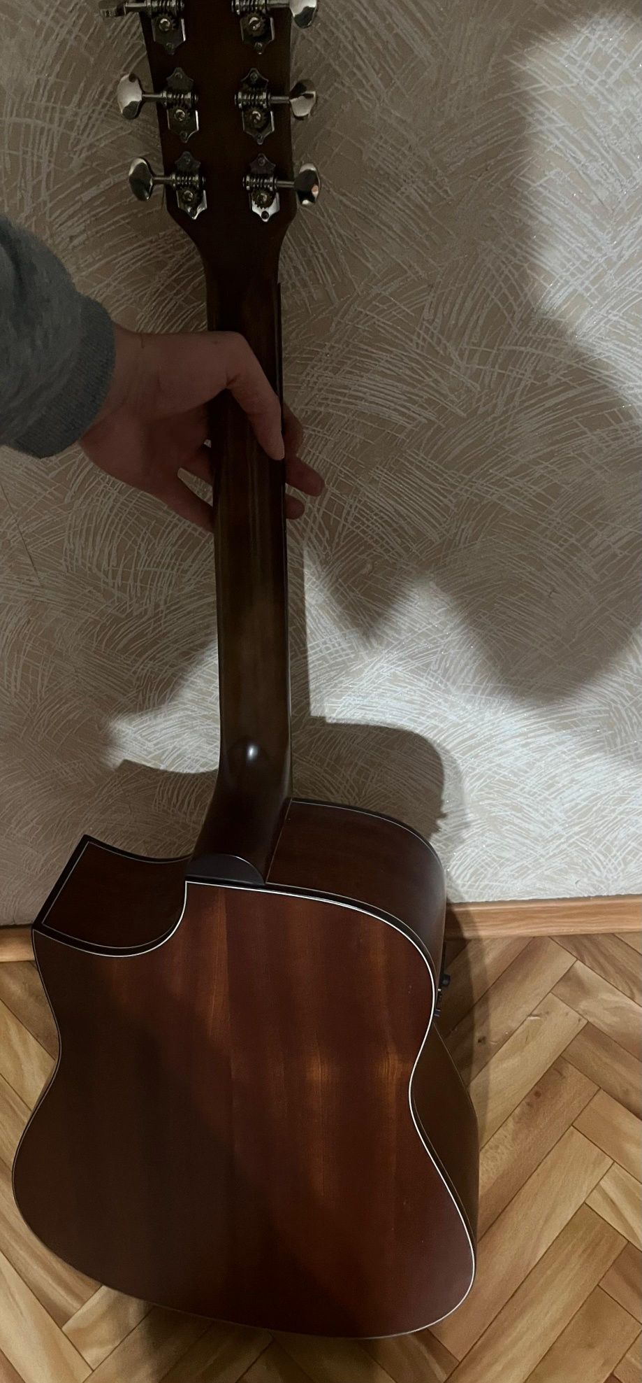 электроакустическая гитара.