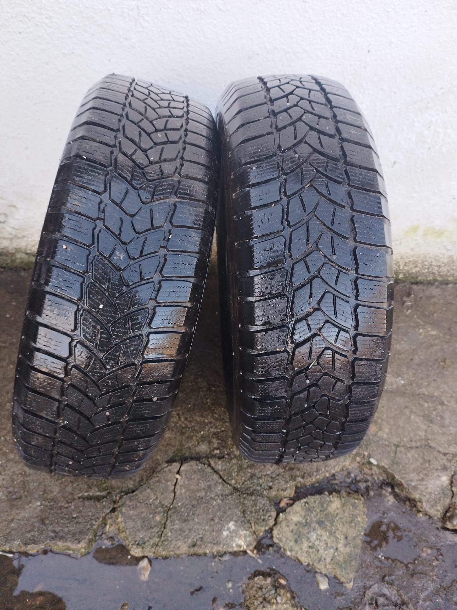 Vand 2 cauciucuri de 195/65 R 15 de iarna