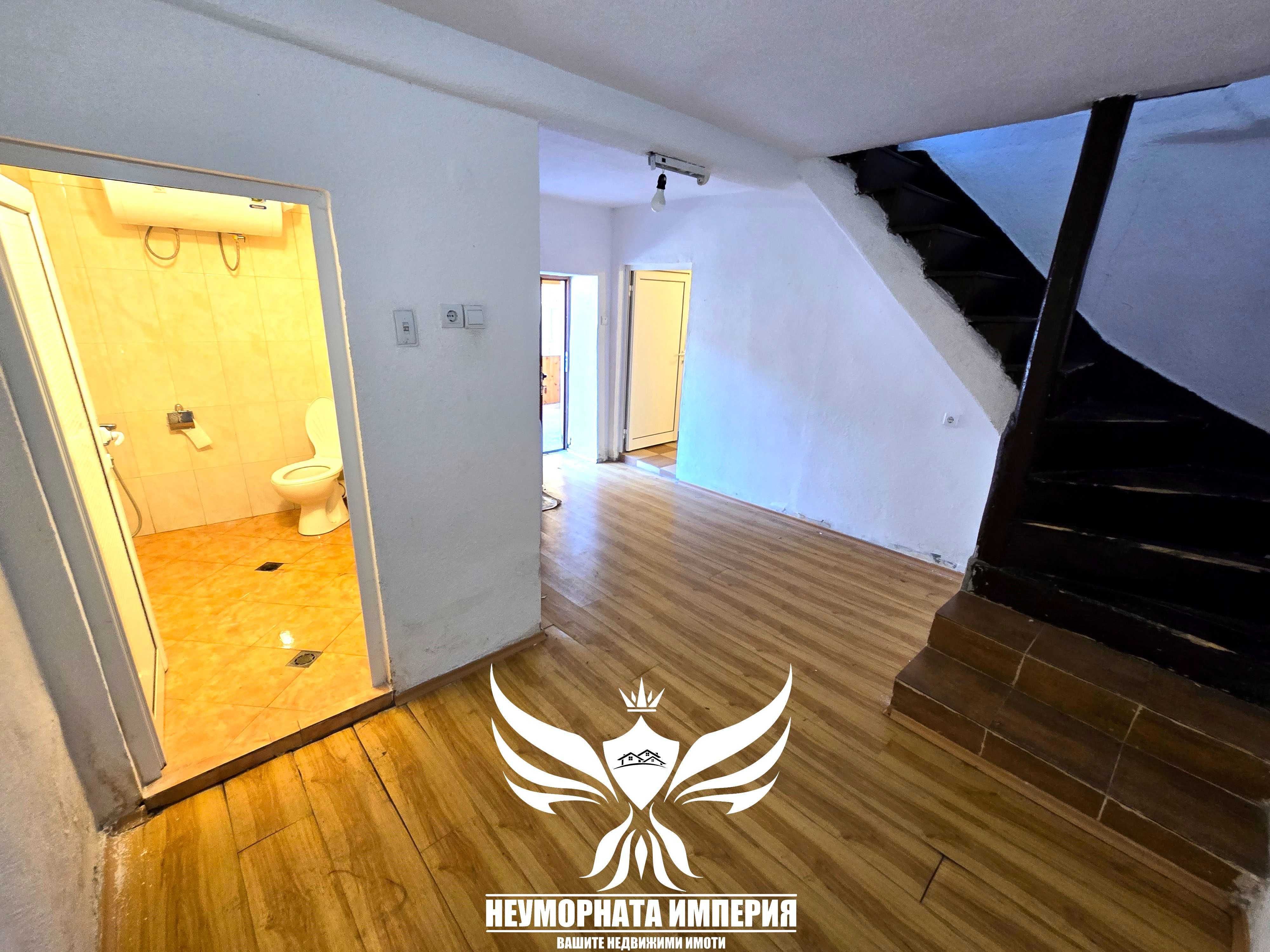 Продавам триетажна къща 162РЗП с 122кв.м. двор в с.Забърдо обл.Смолян
