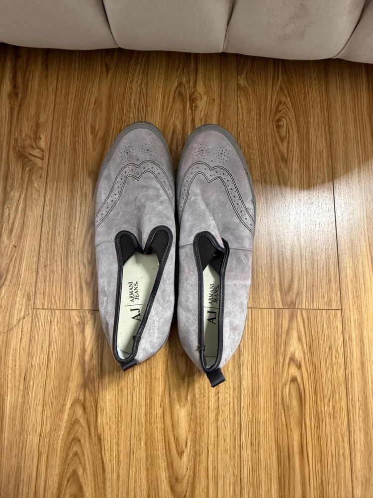 Mocasini gri.       .