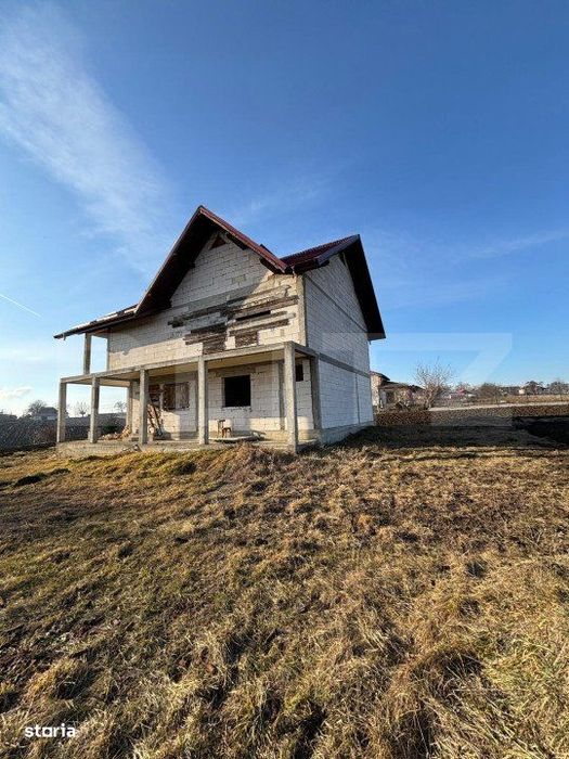 Casa la rosu, cu 3 camere, 120 mp utili, 5000 mp teren, zona Frumoasa