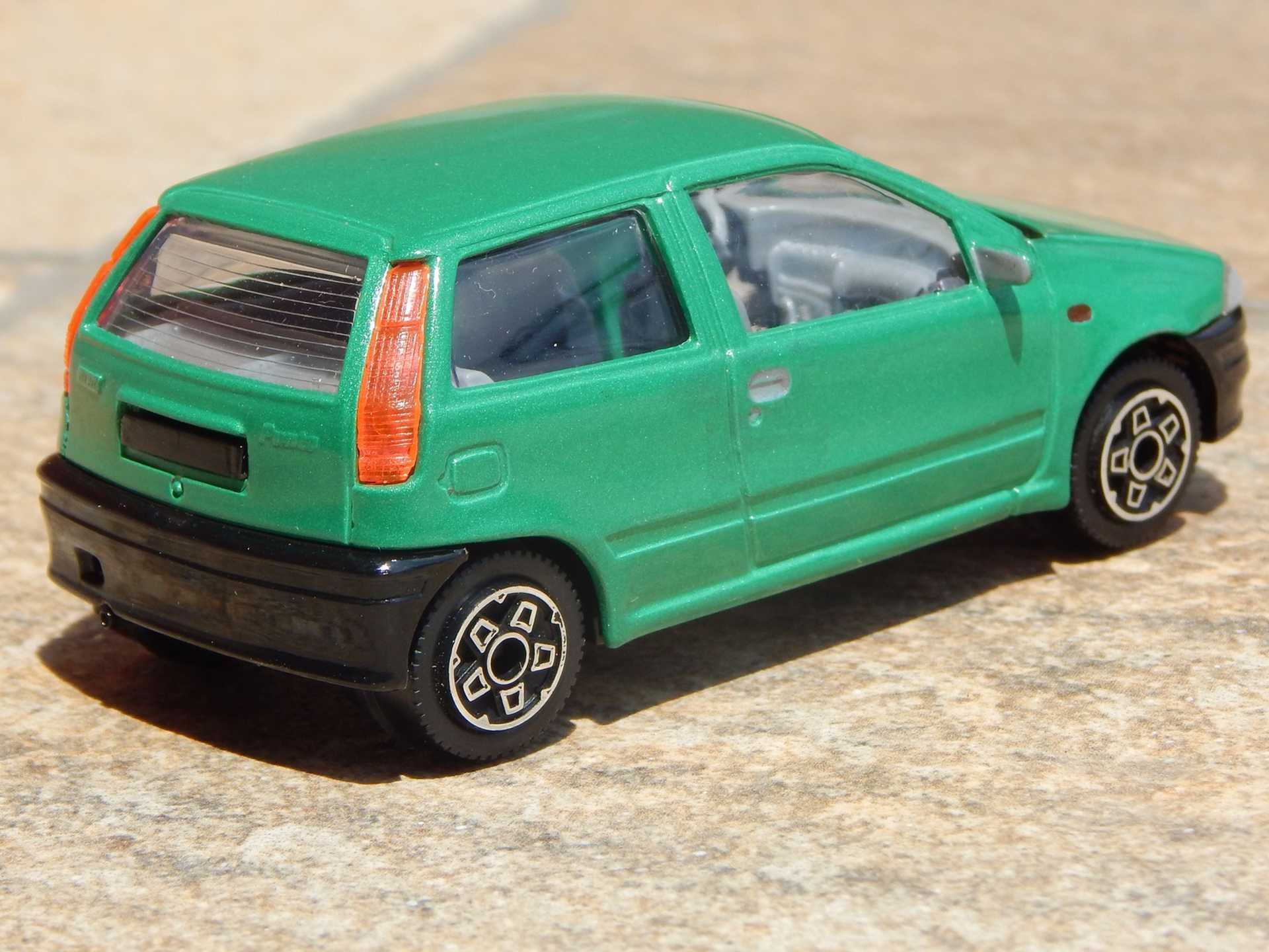 Macheta FIAT Punto I (1993–1999) Bburago fabricat Italia sc 1:43 uzat